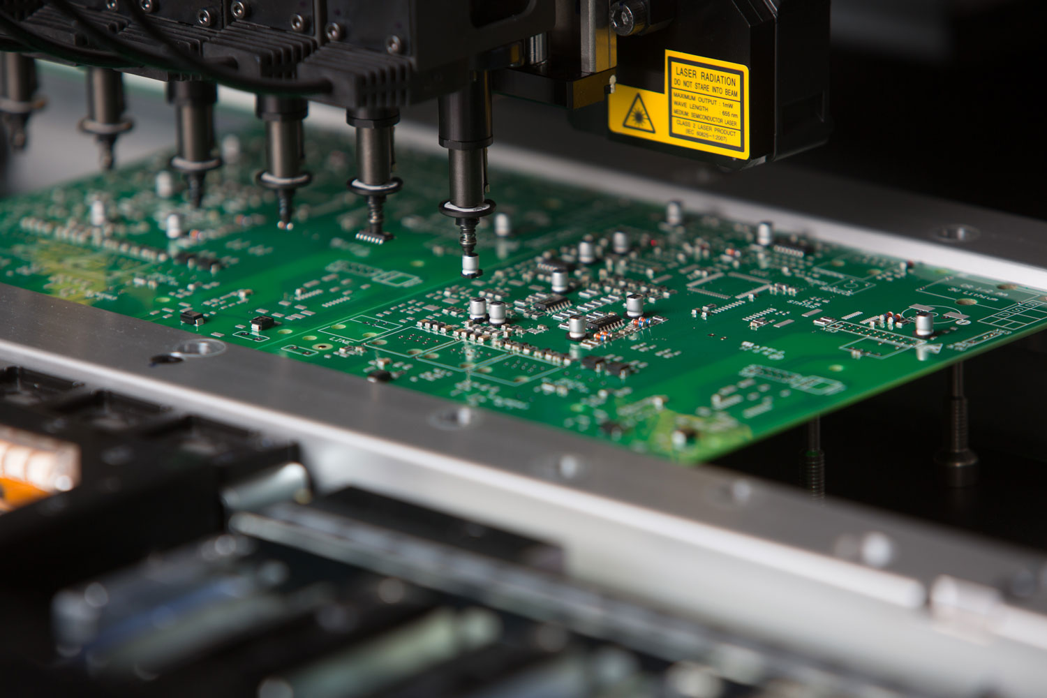 Eine Maschine bestückt eine Platine