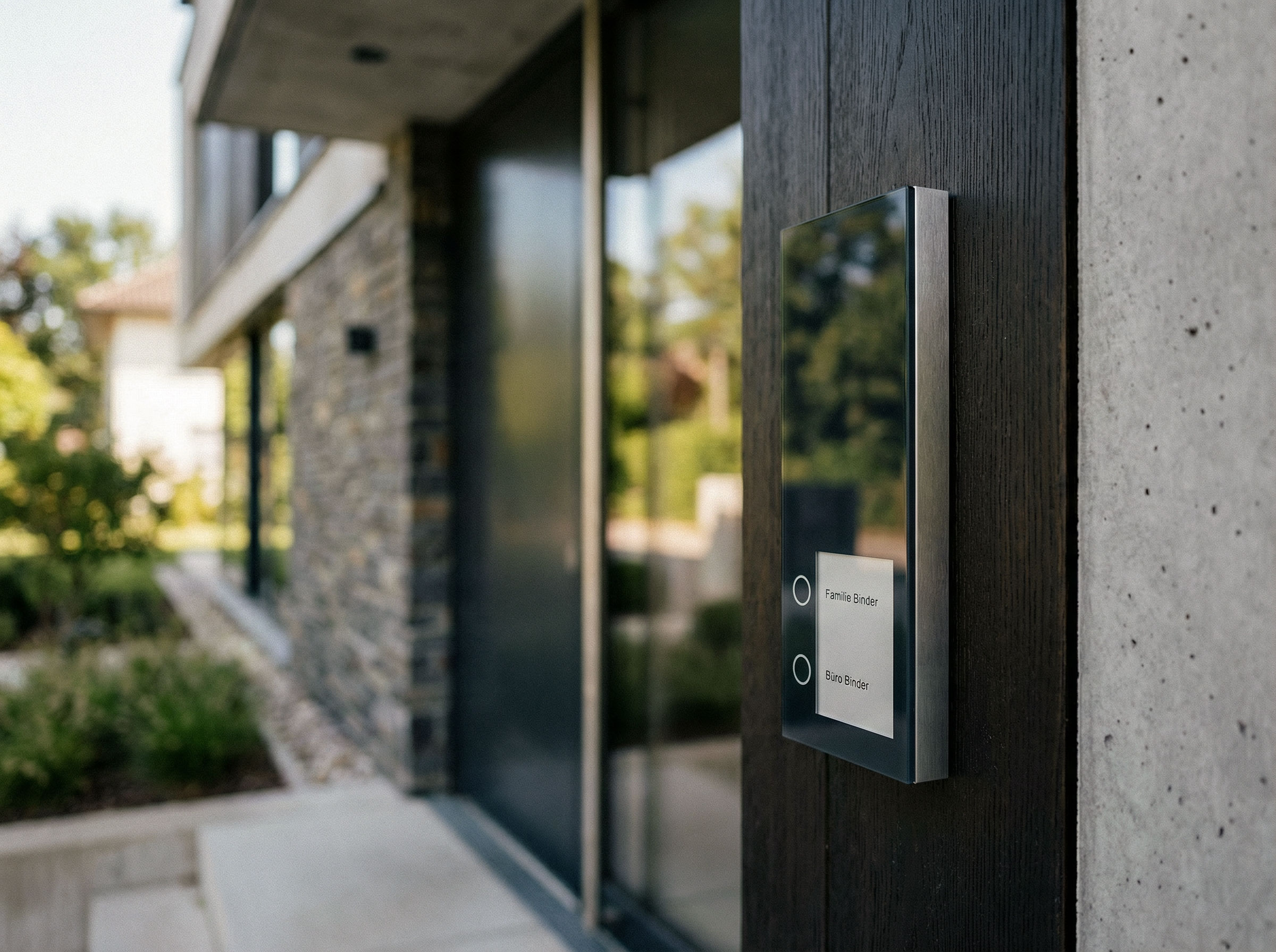 DoorLine Slim Türsprechanlage an einer Hauswand